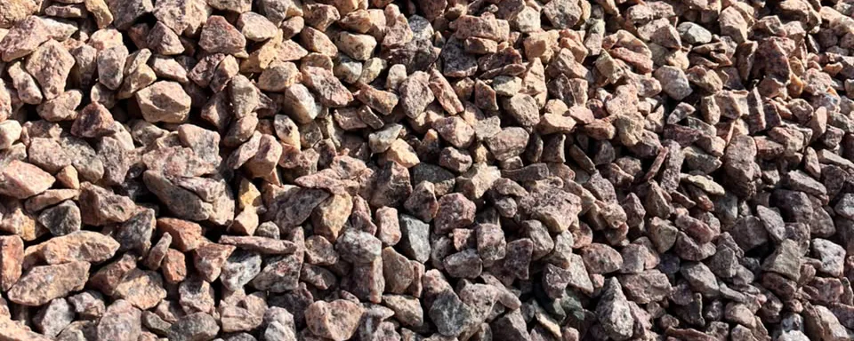 Pilha de brita rosa 01 da Pedreira São Joaquim, com pedras maiores